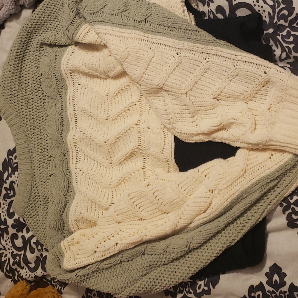 Plants gold sweater size large